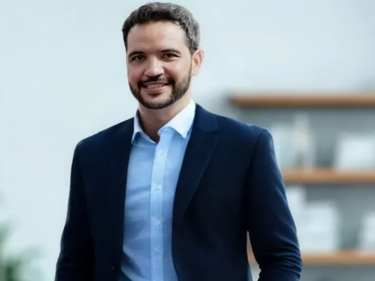 Retrato profissional do Dr. Diego Tinoco, médico psiquiatra